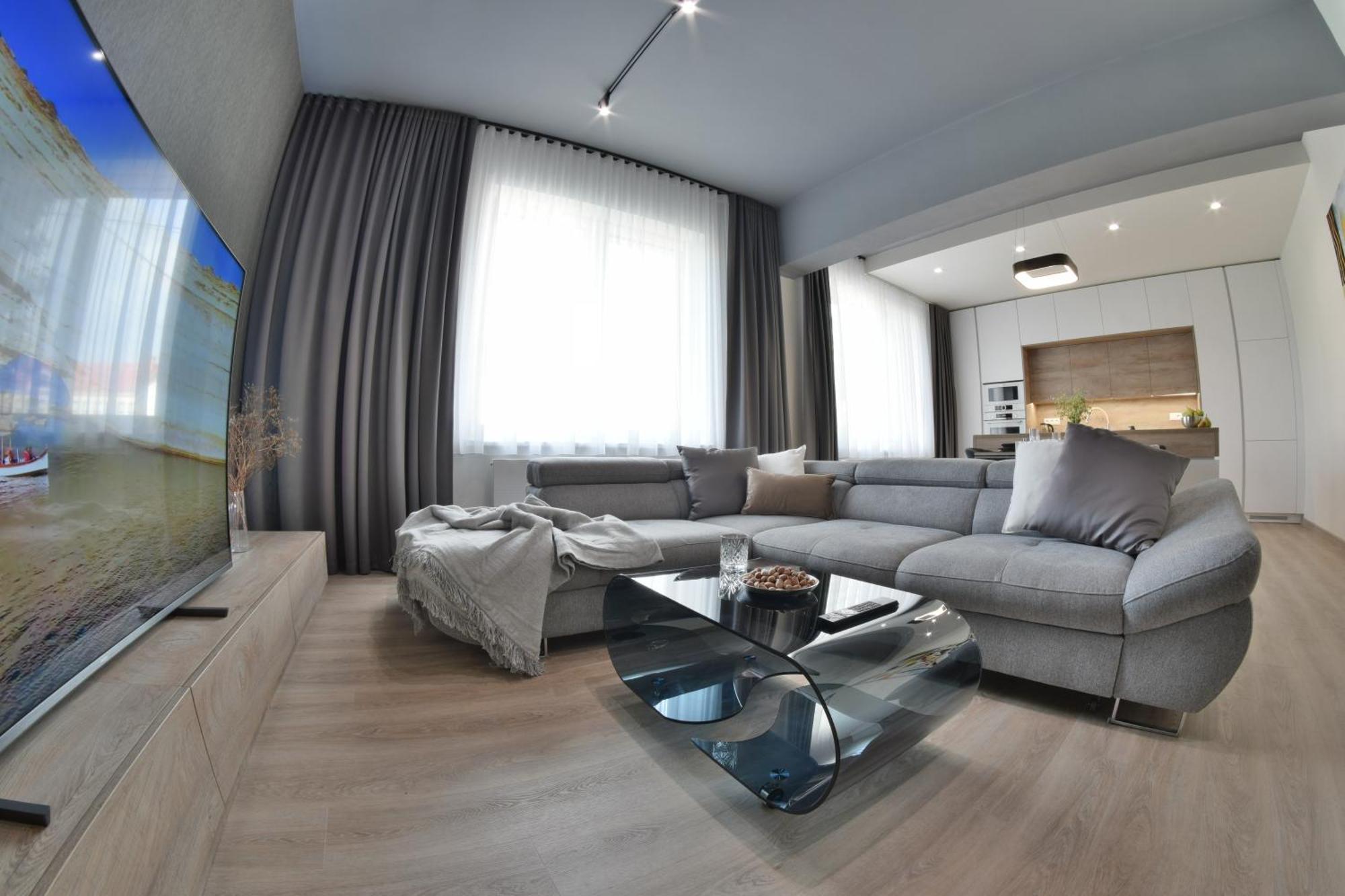 Chalupku - Luxurious Apartment 70M2 In Direct Centrum With Parking Included, Air-Conditioned, Balcony, Quiet Sleep, Best In Town Banská Bystrica Exteriér fotografie
